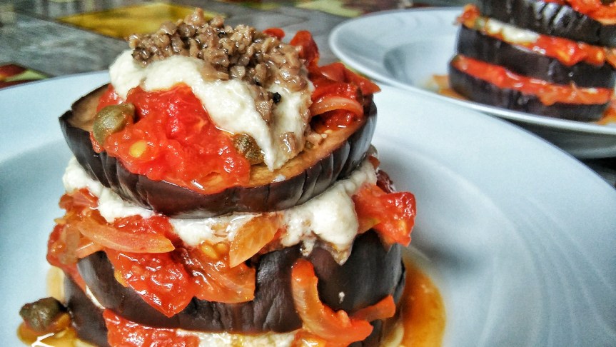 Melanzane con salsa di pomodoro e crema di anacardi