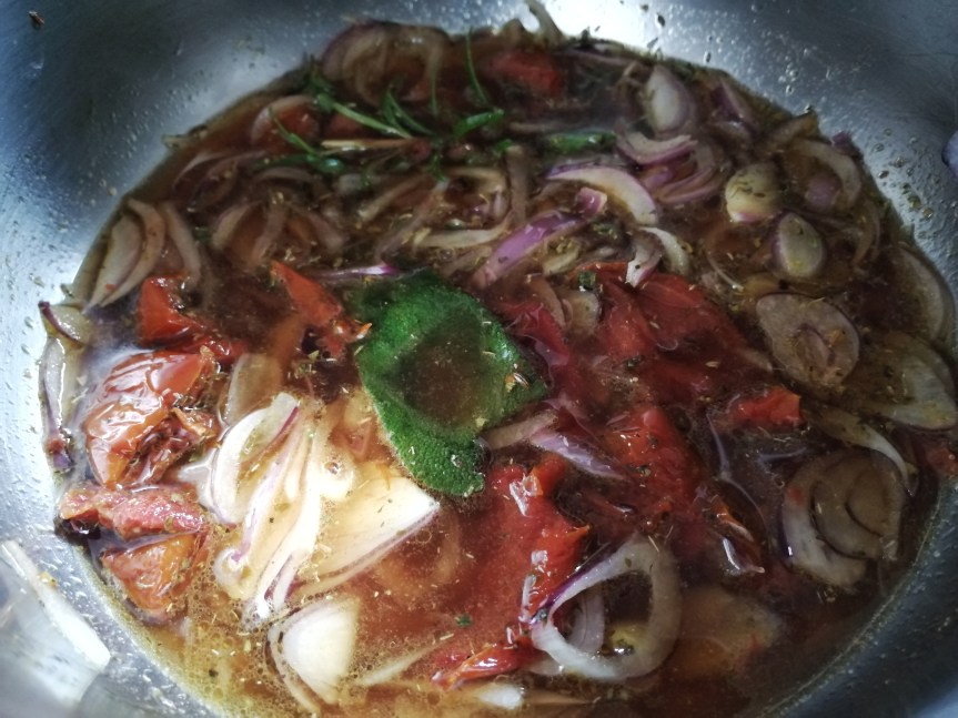 Brodo con cipolle, erbe aromatiche e pomodorini secchi